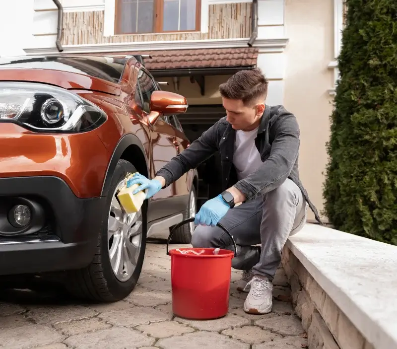 Lavage auto à domicile Le Mesnil-Réaume : professionnel intervenant sur un véhicule